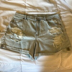 American Eagle distressed Mom short